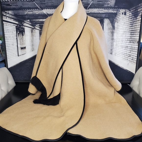 Cape in Burberry Fashion - Picture 3 of 12